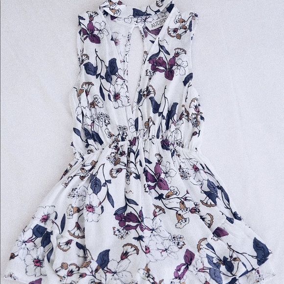 Floral ivory low cut romper - Picture 3 of 4